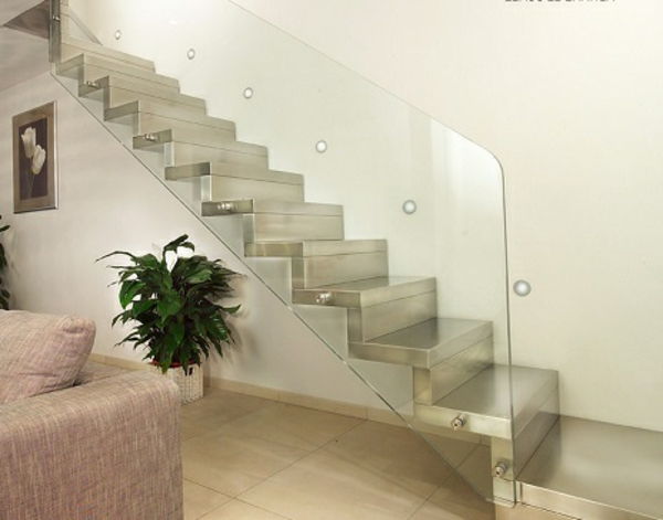 vakkert designet stue - frittstående ståltrapper