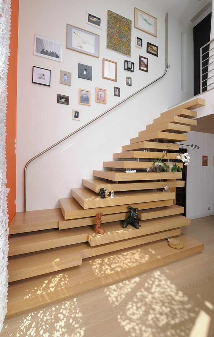Design stopnišče - okvirji za slike v različnih velikostih, parapet iz kovine
