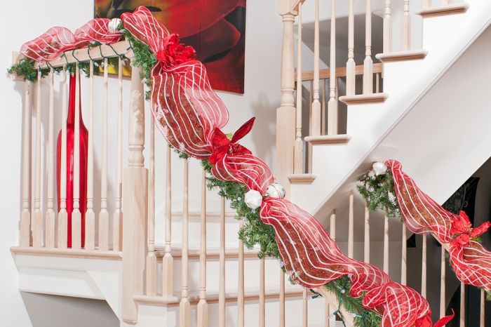 rdečo dekoracijo za božič na stopnišču, ki ga oblikujete za postavitev parapeta