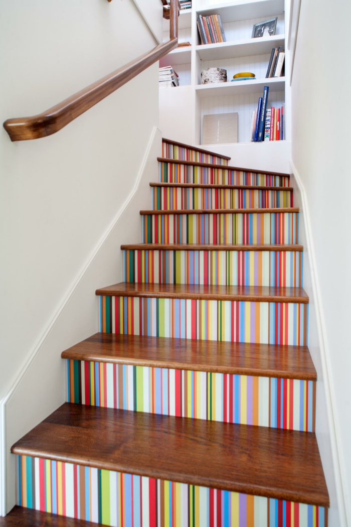 barvita stopnice v mavrico s polico za knjige - stopnišče