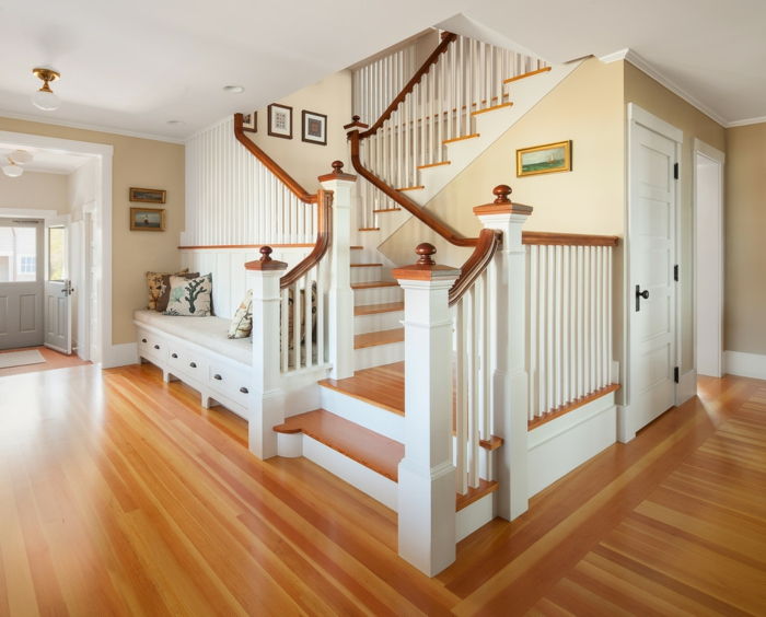 bele stopnice z udobno klopjo pod klopi z blazinami in predali - stopnišče