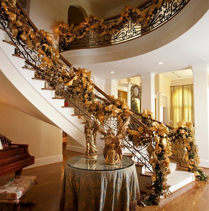 zlato dekoracijo stopnišč za božič s količinami, pravljične luči in angeli na mizi