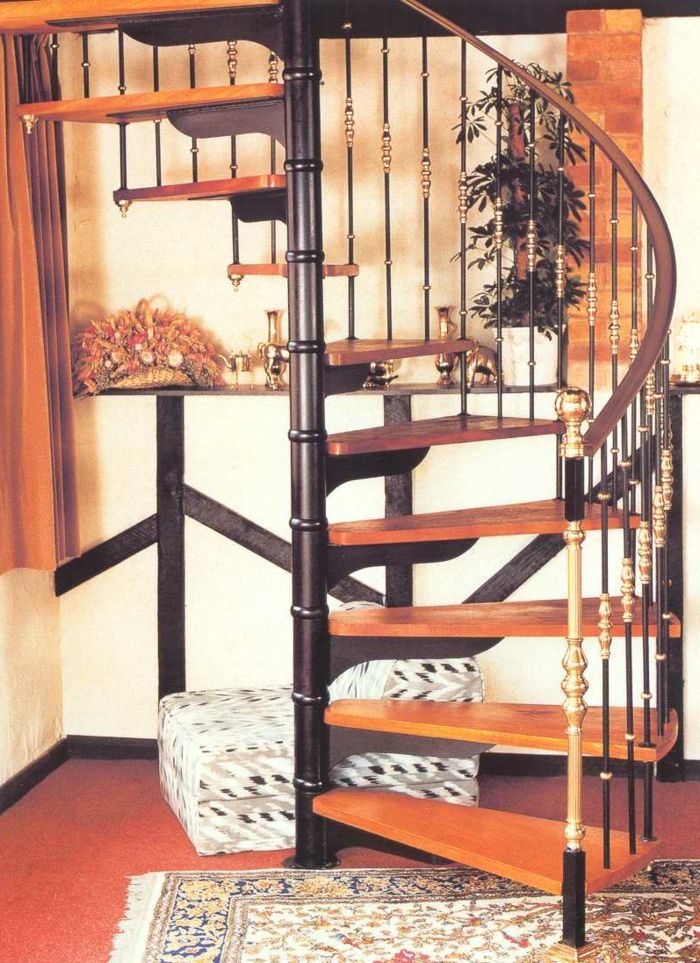 Leseno spiralno stopnišče, naslonjalo pod belo barvo in dekoracijo s suhimi cvetovi