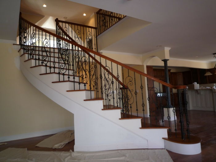 bele stopnice, leseni parapet, železna palica - stopnišče