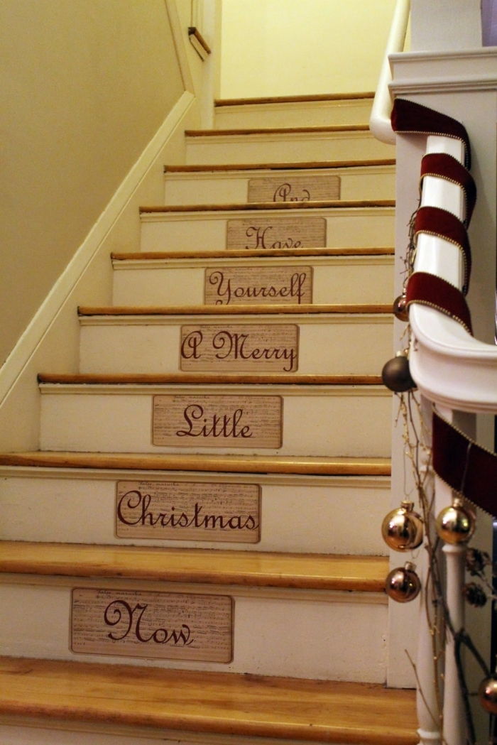 Sporočilo okvirja na božičnem stopnišču s pisalno mizo na stopnišču