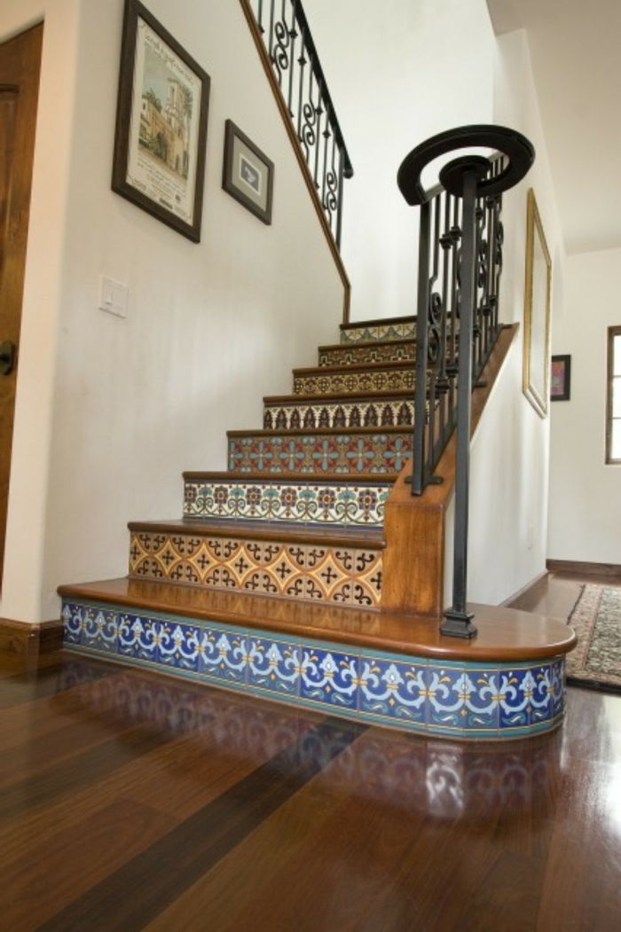 Stopnišče iz ozadja v beli barvi, barvita nalepka za vsako stopnišče