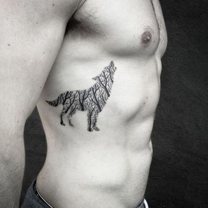 un barbat cu un tatuaj negru lup cu copaci - lupul tribal