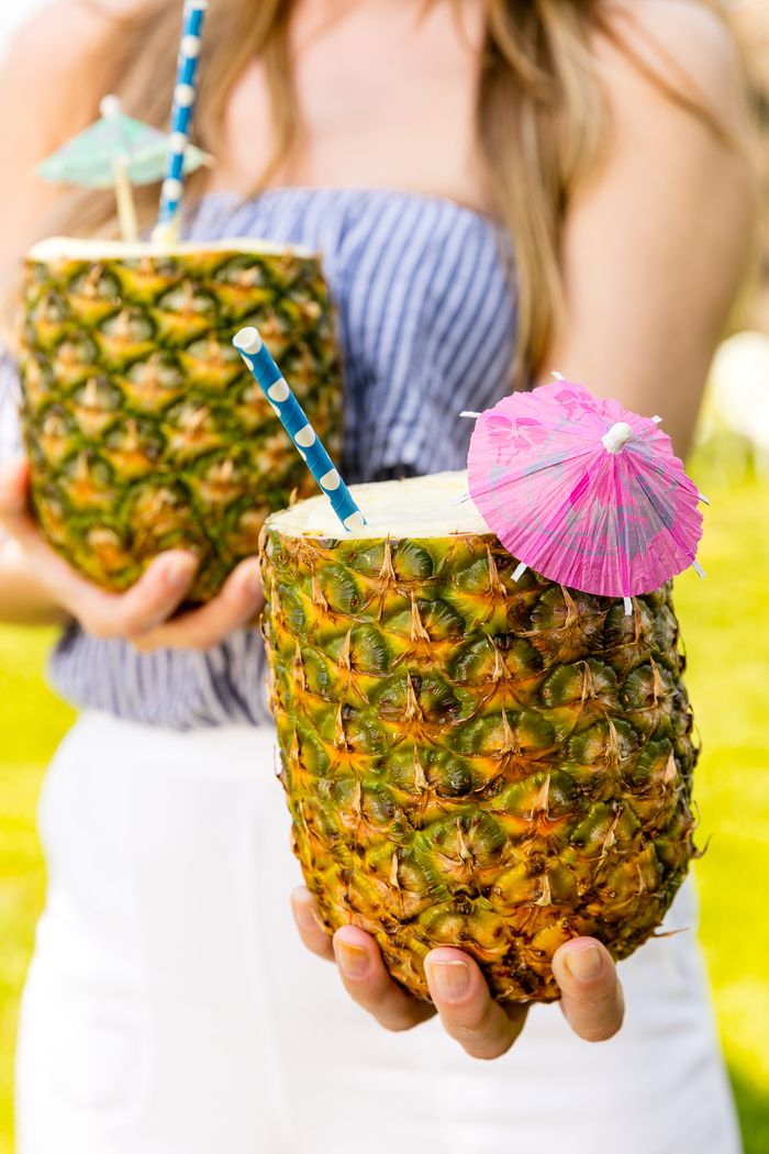 Kokteyller kendileri, lezzetli ve çekici, kokteyl şemsiye ile ananas, yaz partileri için serin fikirler
