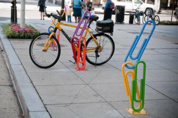 kolorowe stojaki rowerowe, takie jak zacisk