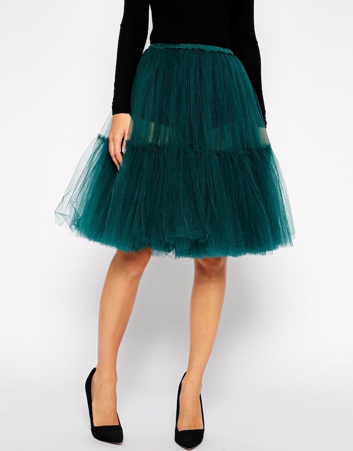 idee stil boho pentru un aspect festiv până la fusta de Crăciun verde și bluza neagră cu pantofi eleganți negri