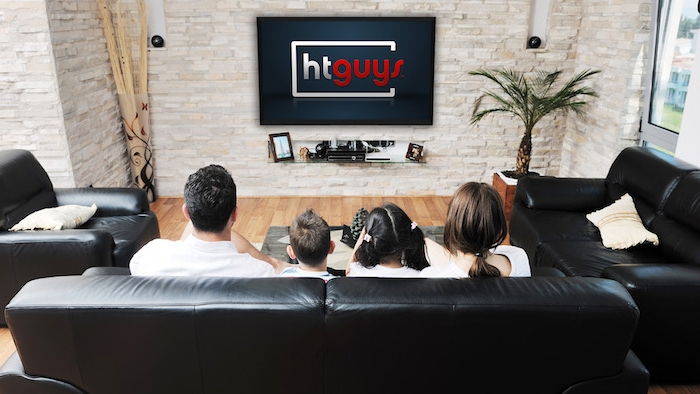 moderná žijúca stena veselá rodina sleduje spoločne obľúbenú sériovú televíziu spolu s rodičmi a deťmi