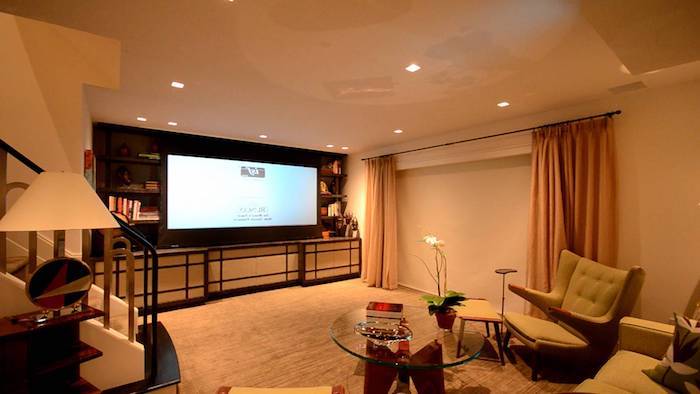 nowoczesny salon ścienny długi telewizor o mniejszej wysokości świetny pomysł na duże półki ścienne