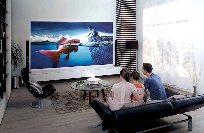 Moderný obývacia izba čas na rodinné sledovanie televízie spoločne a potom komentovať filmy a analyzovať matku otec a dieťa