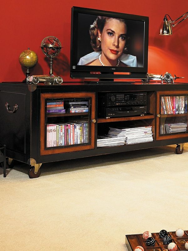 tv-table-on-roll-frumos-living-room-equip-roșu-perete în spatele