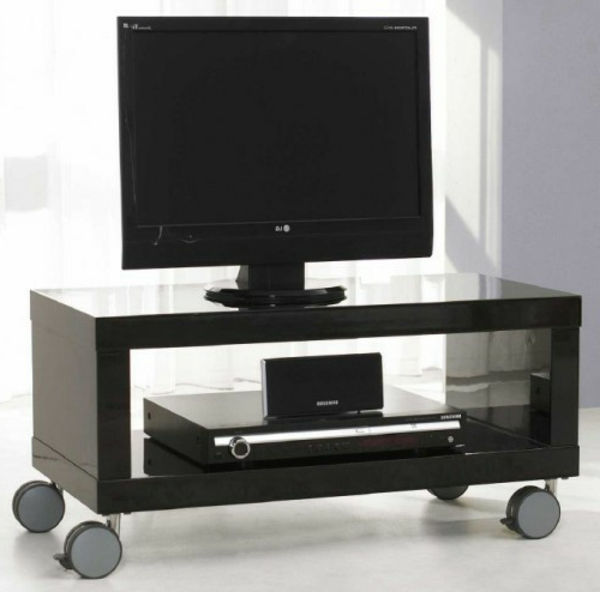 tv-table-on-roll-negru-culoare-albe perdele în spatele