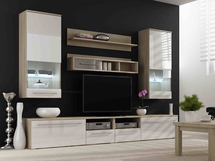 Ściana telewizor czarna ściana i czarne szafki tv z beżowym akcentem w kolorze i na wzorach wazonowych dekoracje na mieszkaniu