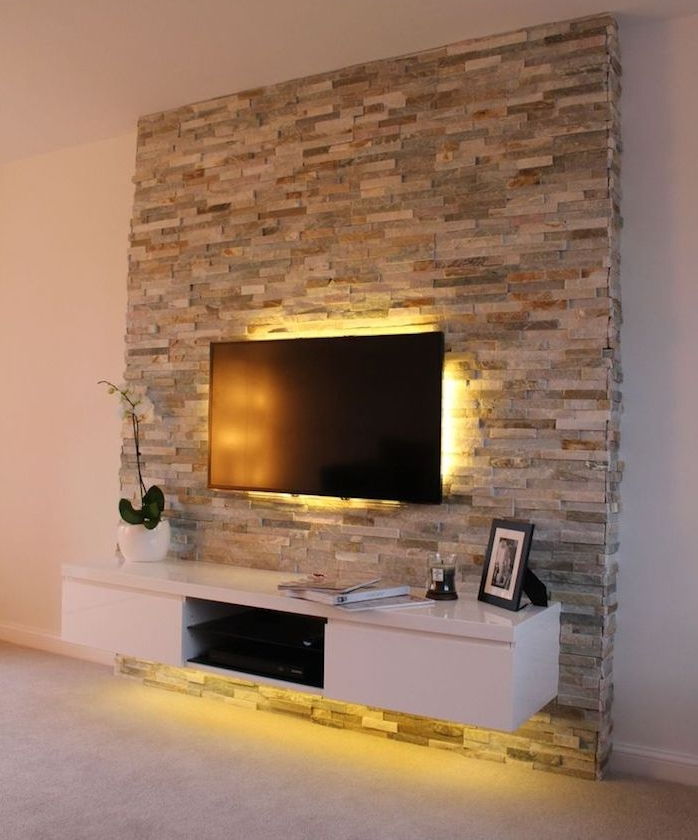 TV panel ścienny Efekty kamienne na ścianach kamienie bastionowe za dyskretnym oświetleniem ledowym na kolorowej półce pod telewizorem