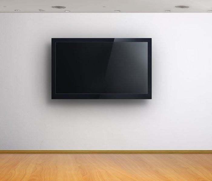 Ściana mieszkalna biała super prosta konstrukcja biała ściana czarny telewizor i beżowa podłoga