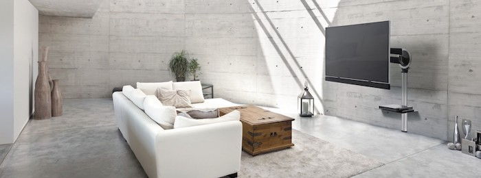 Rezidenčná stena biela alebo sivej šedej farby dizajnu jasné farby v byte pre viac svetla a pohodlie