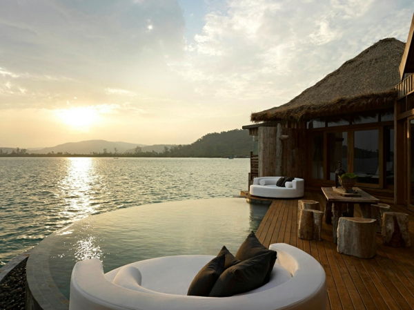 ultra-moderne-og-stilig-design-terrasse med svømmebasseng