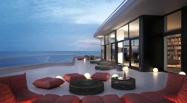 ultra-moderne-og-stilig-terrasse utformingen-med-rød sittepute