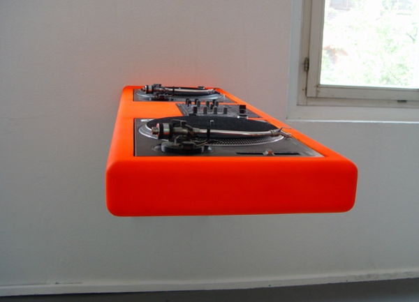 ultramodern-dj-tables-in-bright-colors-modelo muito prático