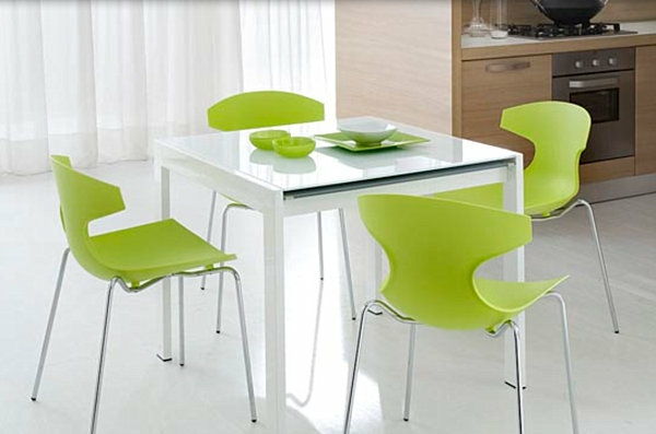 ultra moderné-kuchynské kreslá v zelenej farbe okolo štvorcového stola v bielom