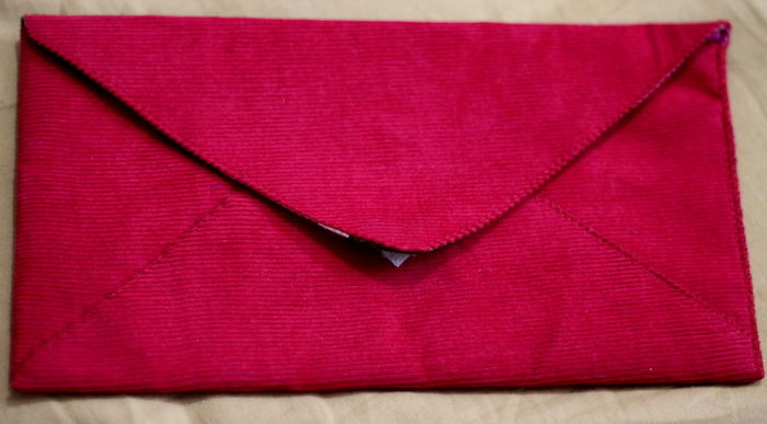 Bir zarfın yapılması - büyük harfler için kırmızı bir zarf, kumaştan yapılmış zarf