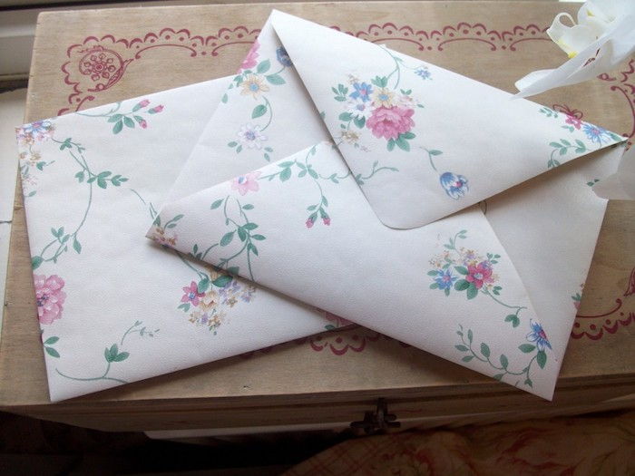 Bir zarf yapma - çiçeklerle süslenmiş iki beyaz zarf