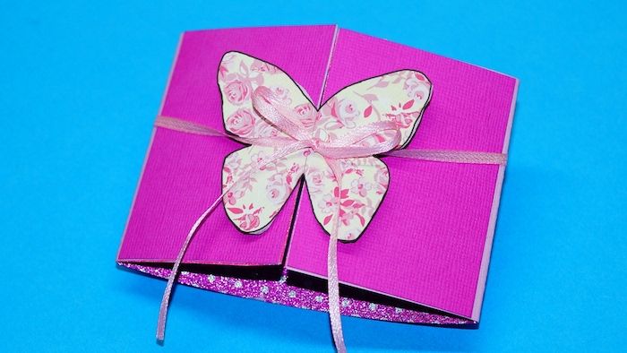 Å lage konvolutter - en rosa konvolutt med ornamenter for en jente