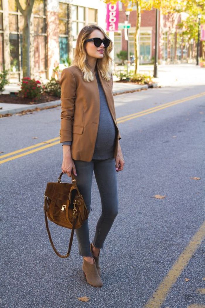 moderskapskläder, topp, brun blazer, jeans, velour väska