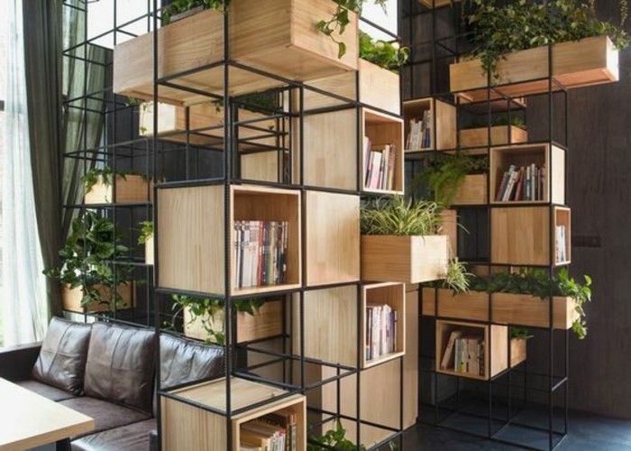 unublicher-ruimte in de rekken trenner-books shelf-scheidingswand-scheidingswand-planken-met-planten-leren bank-dark-vloer