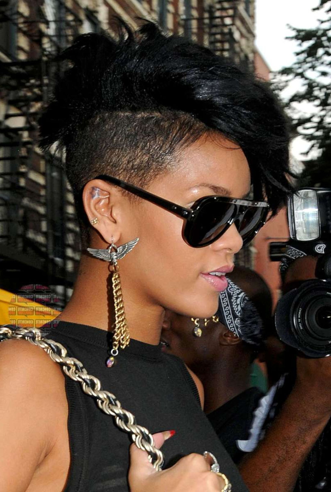 Undercut mulheres - cabelo preto por Rihanna, grandes brincos longos óculos de sol