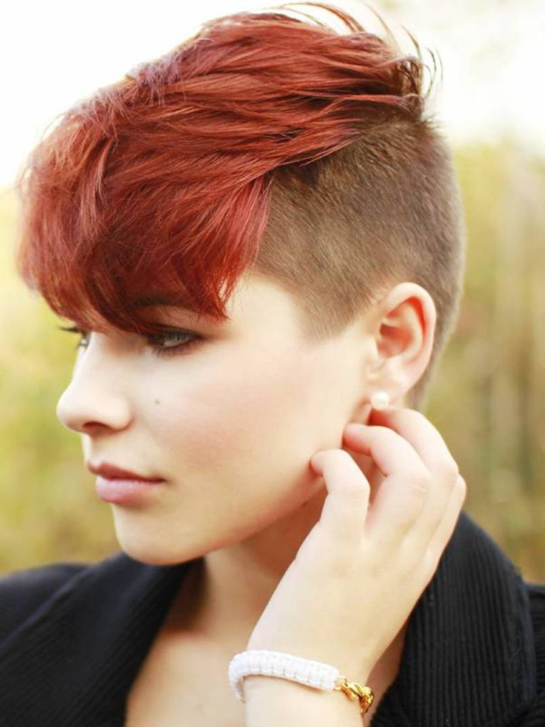 Penteados Undercut mulheres curto cabelo na cor vermelha marrom natural cabelo cor frisado pulseira