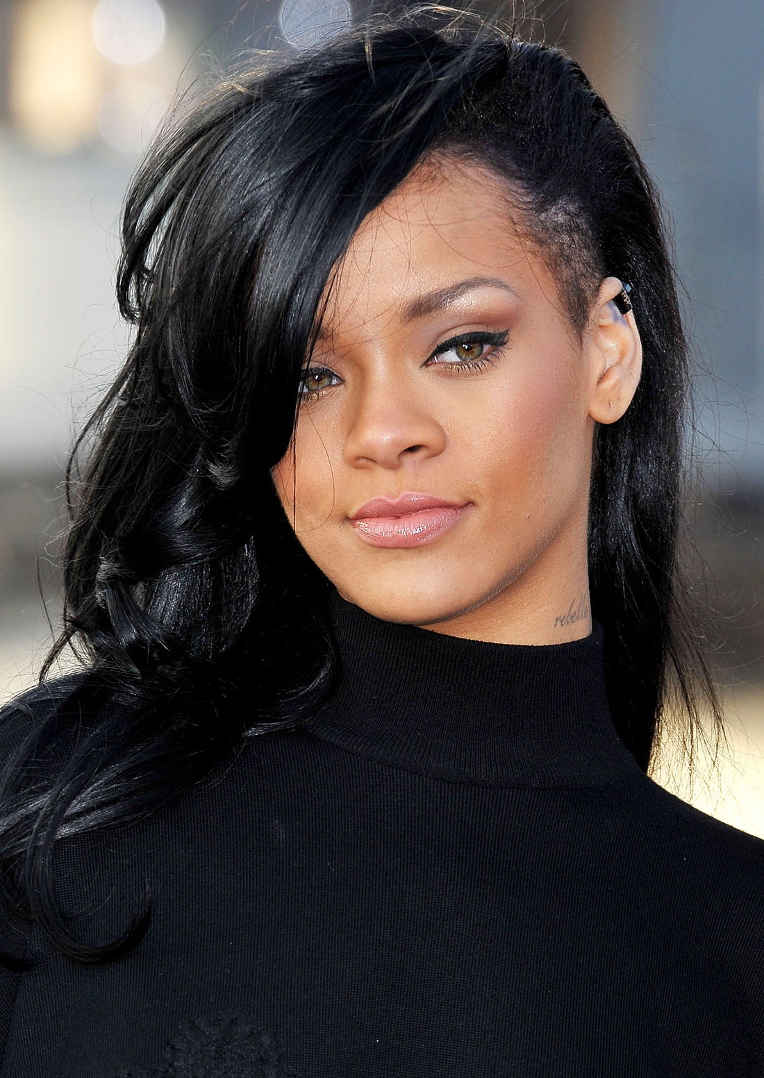 cabelo preto, cabelos longos Ladies Undercut por Rihanna com brinco redondo, penteado lateral