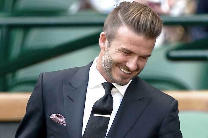 Sidecut David Beckham bir model takım elbise kravat gülümseme gömlek blazer gibi görünüyor
