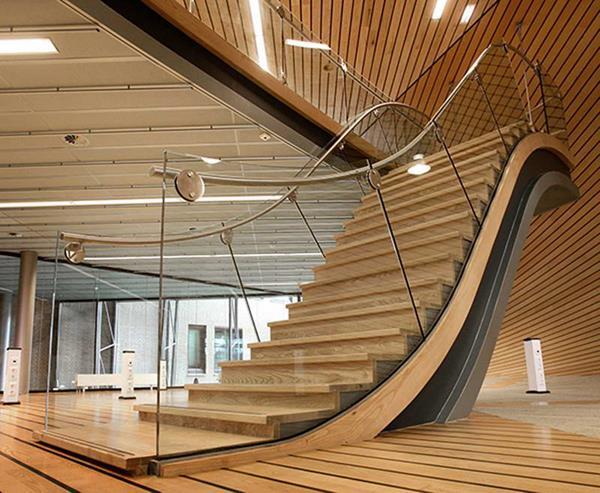 Unik Interior Design med innvendig trapp av tre