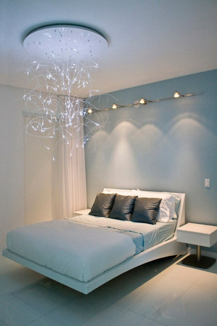 unikaler-ljuskrona-in-attraktivt utformad sovrum-med-vit-säng