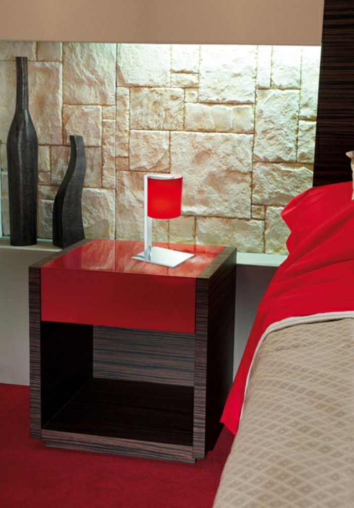 unikales-design-spálne-lamp-in-červeno-on-one nočnom stolíku