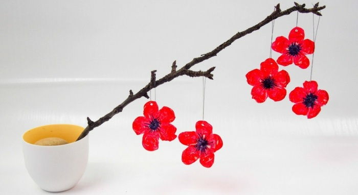 diy decoratie voor thuis maak jezelf, bloempot, tak, rode plastic bloemen