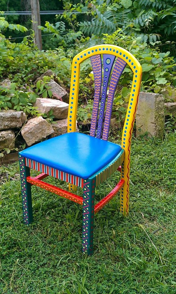 Spice upp gamla möbler - stol i olika färgstarka färger