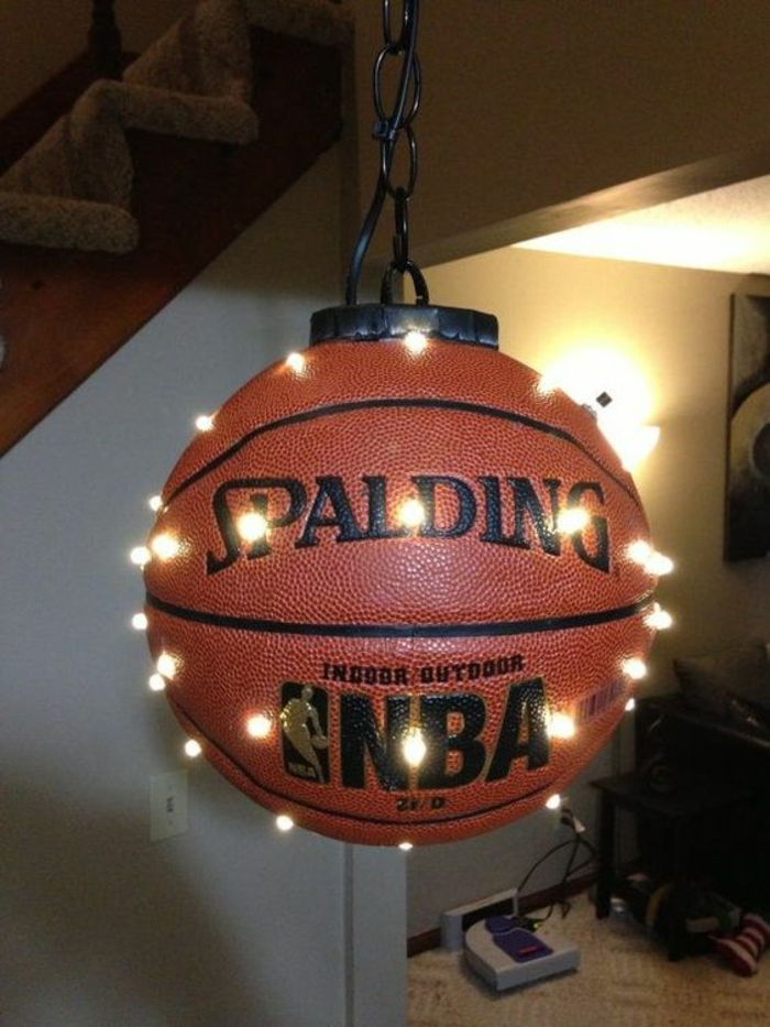 Świetna lampa DIY z pomysłów na recykling koszykówki