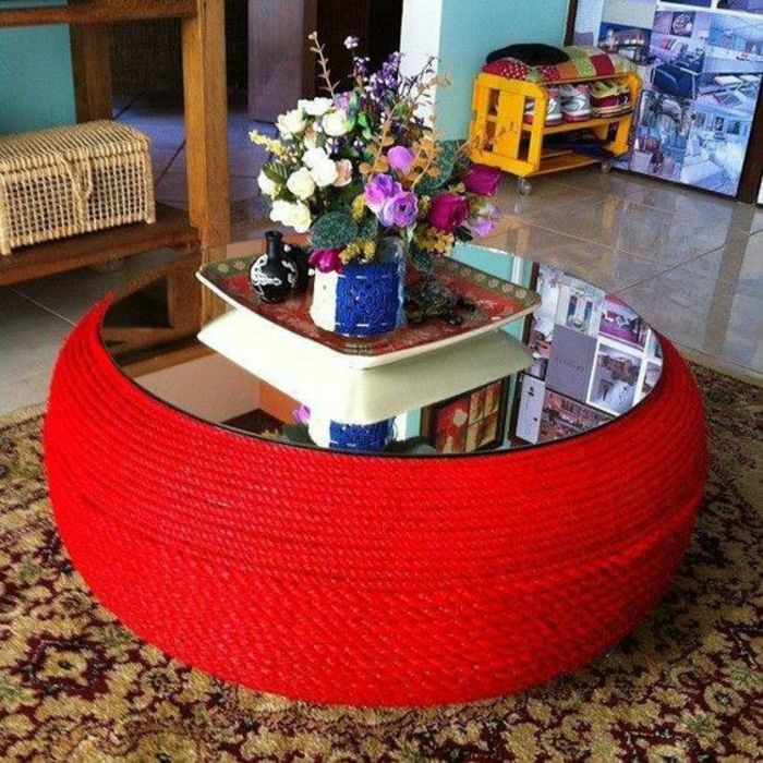 Kavos staliukas pagamintas iš prinokusių, raudonųjų siūlų ir dekoruotų gėlėmis
