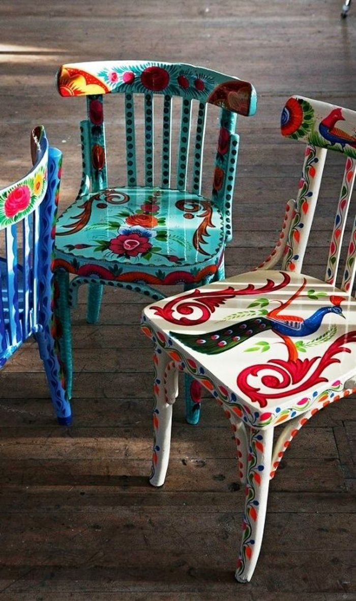 vackra stolar i färgglada färger i retrostil