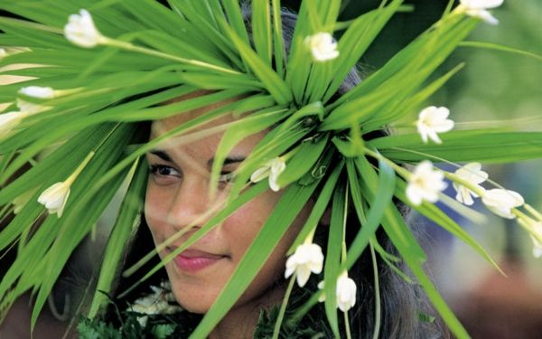 Atostogos-in-Prancūzijos Polinezija-A-moteris-su-gėlių-on-the-galvos