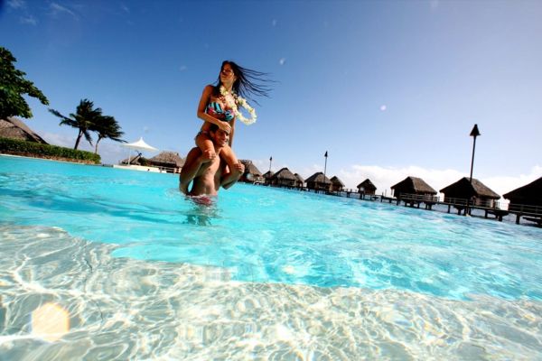 Atostogos-in-Prancūzijos Polinezija-žmonės turėti-fun-vandenyje