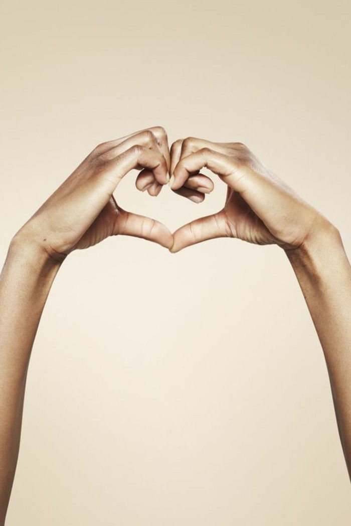 valentines wallpaper-dois-mãos-na-forma-de-corações