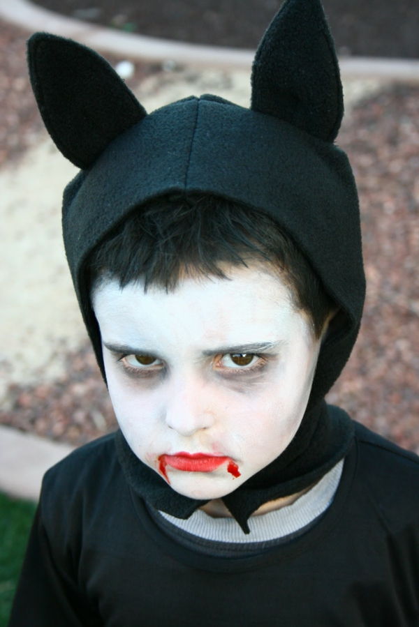 vampyras-veido-makiažo berniukas-lūpos raudonai