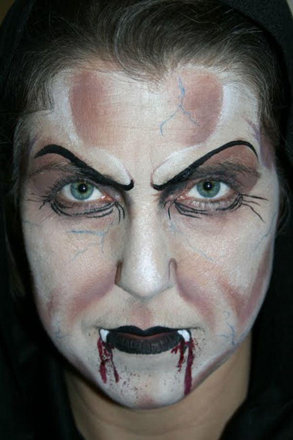 Vampyro makiažo vyrukas su ryškiomis akimis
