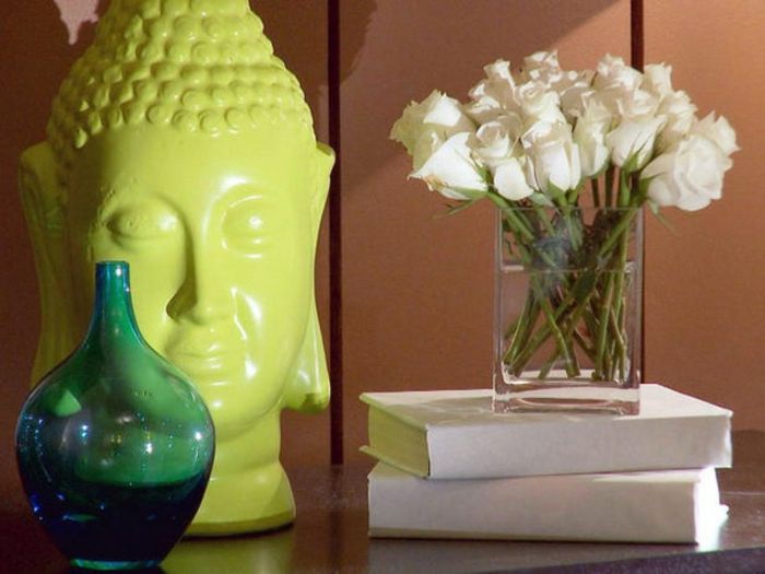 -alb-trandafiri vaze deco-idei Budha-statuie-și